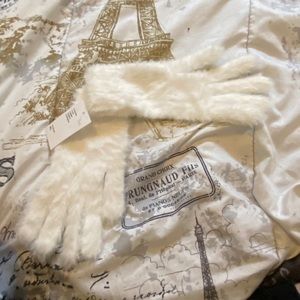 BNWT fuzzy white gloves